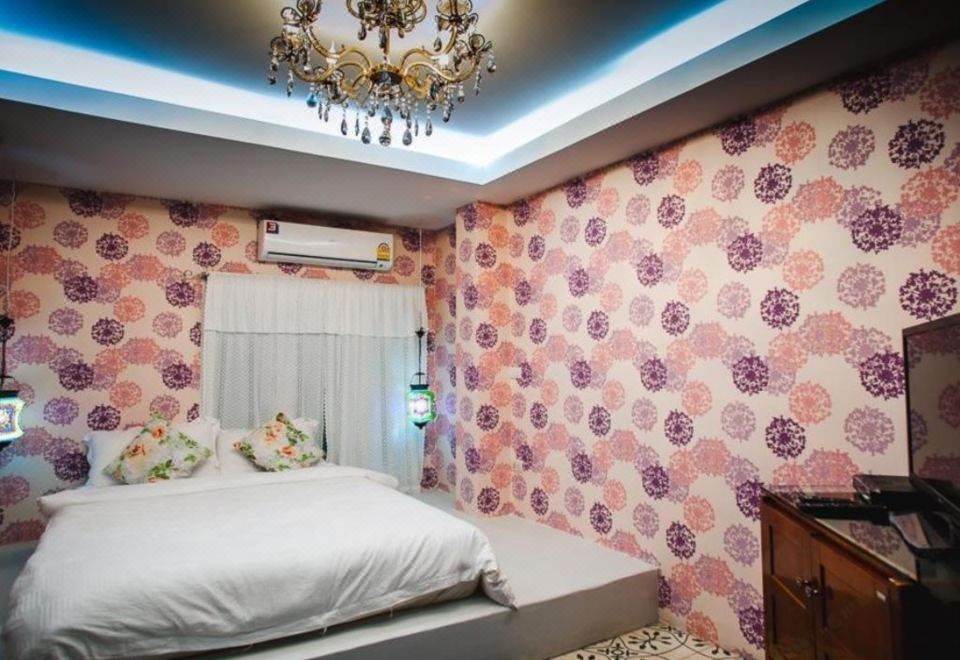 บรรยากาศเรือนไม้เก่าและพื้นที่ส่วนกลางริมน้ำของ At Casa Guesthouse Amphawa