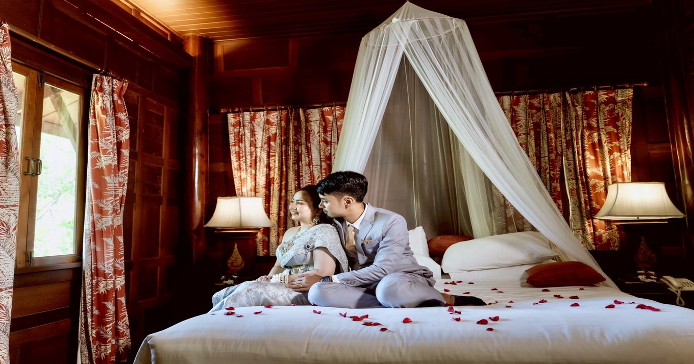 เรือนไม้สักทรงไทยริมแม่น้ำแม่กลองของ Baan Amphawa Resort & Spa ท่ามกลางสวนเขียว
