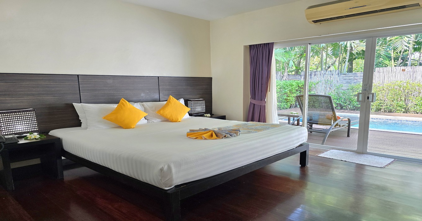 สระว่ายน้ำกลางแจ้งของ Baan Amphawa Resort & Spa ในบรรยากาศเรือนไทย