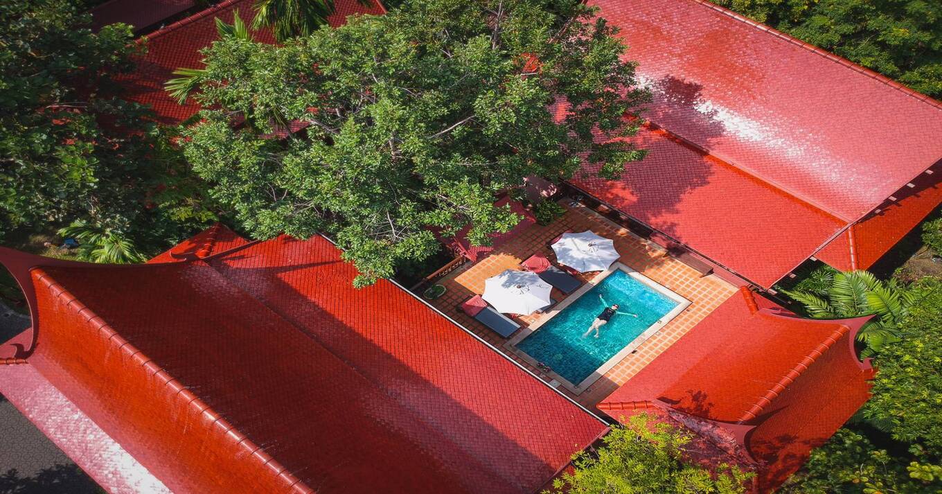 ห้องพักเรือนไม้สักและระเบียงมองออกสวน/แม่น้ำของ Baan Amphawa Resort & Spa อัมพวา