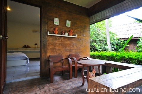 เรือนคอนกรีตหลังเดี่ยวของบ้านครูปูตั้งในสวนผลไม้ร่มรื่นริมคลองอัมพวา