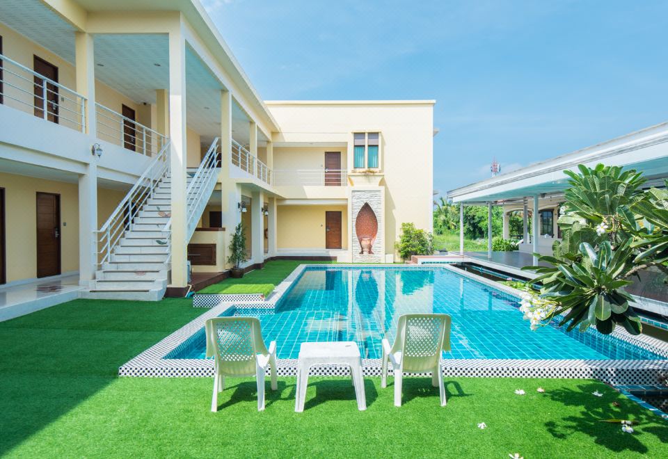 สระว่ายน้ำกลางแจ้งของ Baan Talay See Cream Resort ริมทะเลดอนหอยหลอด
