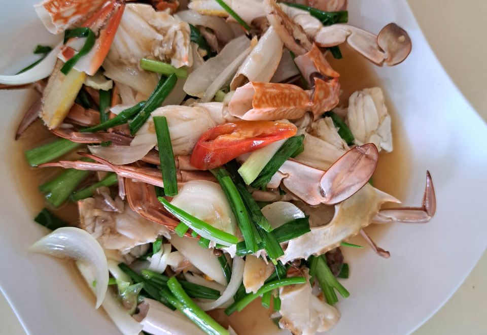 ร้านอาหารและคาเฟ่ริมน้ำของ Baan Talay See Cream Resort ที่นั่งมองวิวทะเล