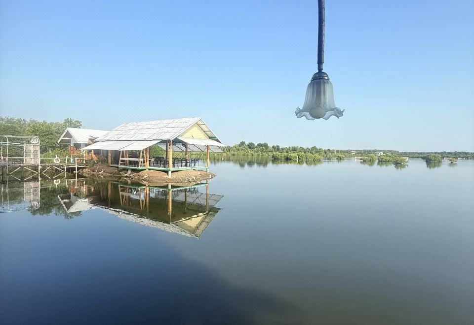 บรรยากาศรีสอร์ตและที่นั่งริมน้ำของ Baan Talay See Cream Resort บางจะเกร็ง