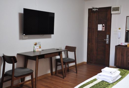 ห้องพักสไตล์โมเดิร์นของ The Bedrooms Maeklong Hotel มีสมาร์ททีวีและโต๊ะทำงาน