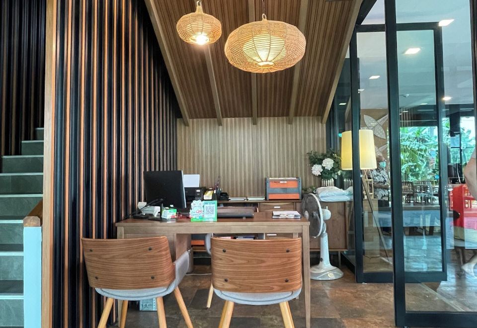 ห้องพักและพื้นที่ส่วนกลางของ The Bedrooms Maeklong Hotel ตำบลบางแก้ว