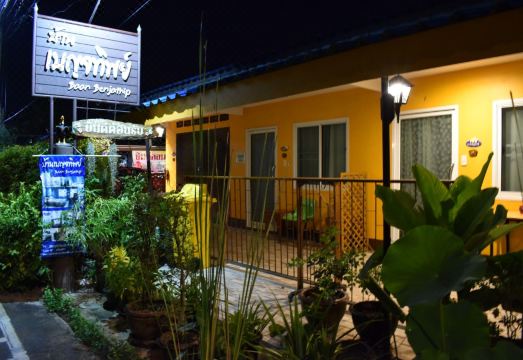 ห้องพักตกแต่งสีสันสดใสของบ้านเบญจทิพย์ พร้อมแอร์และทีวี