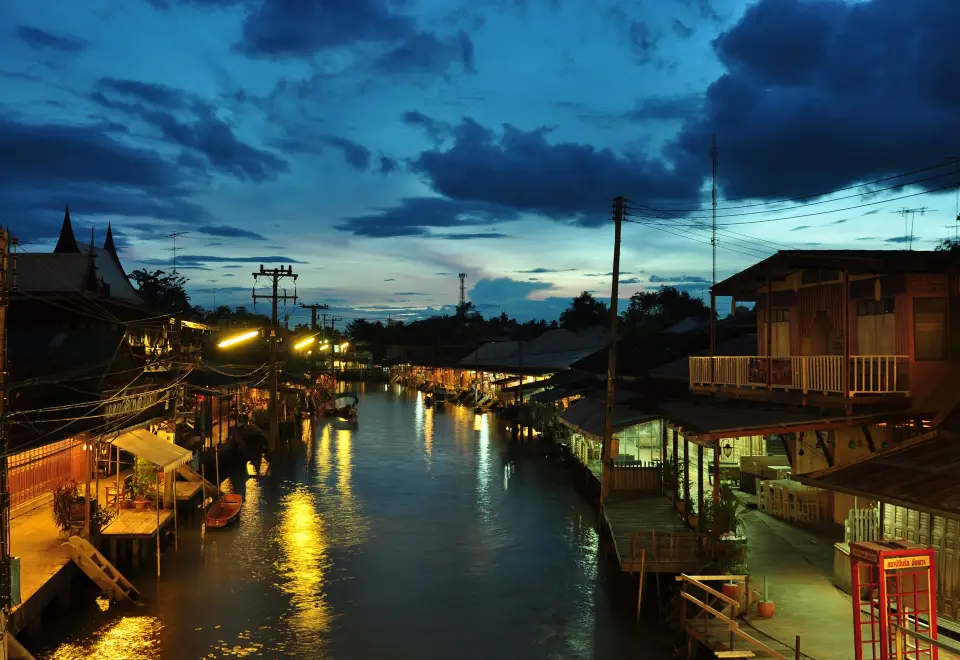 เรือนพักและสวนของ Chababaancham Resort ริมคลองอัมพวา ดีไซน์ผสมไทย-โมเดิร์น