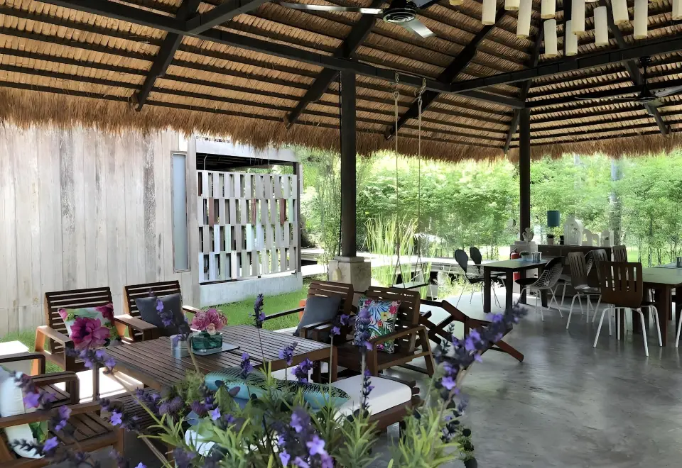 มุมนั่งเล่นและคาเฟ่ในสวนของ Chababaancham Resort อัมพวา