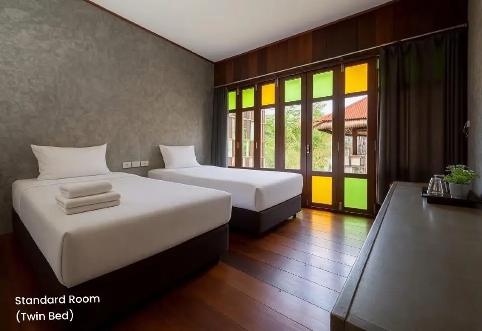 ห้องพักตกแต่งโทนอบอุ่นพร้อมระเบียงของ Chababaancham Resort สมุทรสงคราม