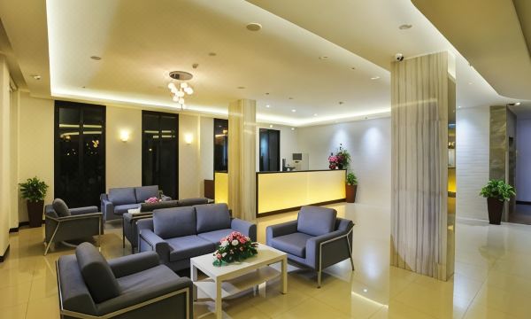 สระว่ายน้ำระบบน้ำเกลือกลางแจ้งของ Coco View Hotel แม่กลอง