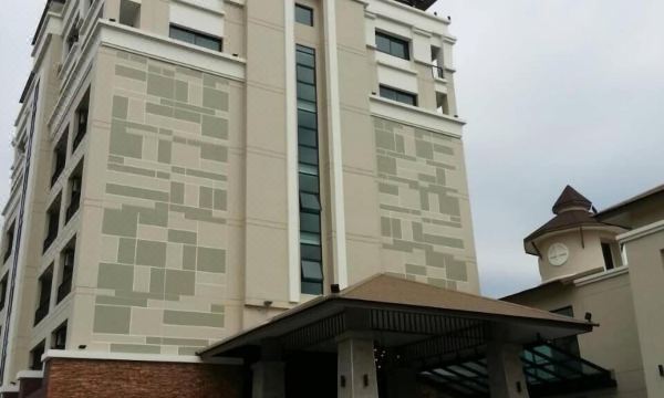 ห้องพักของ Coco View Hotel ตกแต่งเรียบง่าย สะอาด มีระเบียง