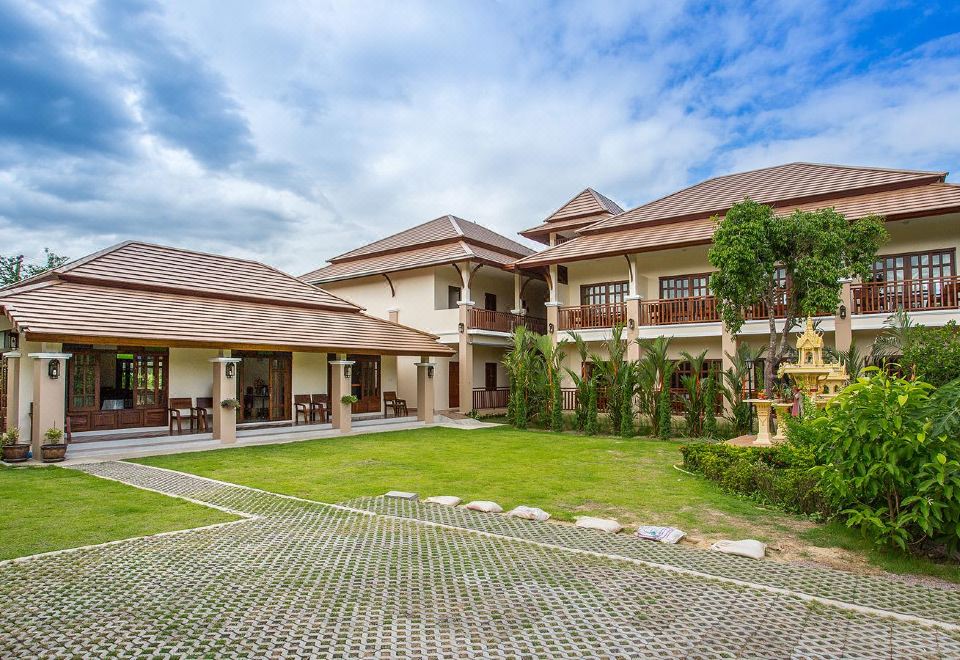 เรือนพักและสวนร่มรื่นริมคลองของ Oh Amphawa Boutique Resort บางช้าง