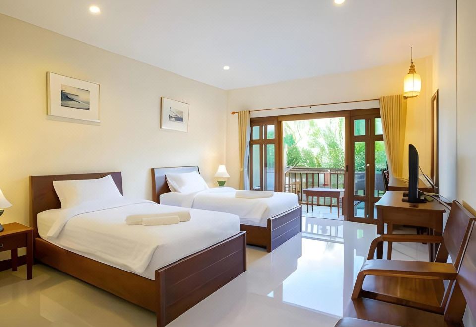 มุมนั่งเล่นและเทอร์เรซริมน้ำของ Oh Amphawa Boutique Resort สำหรับกินอาหารเช้า