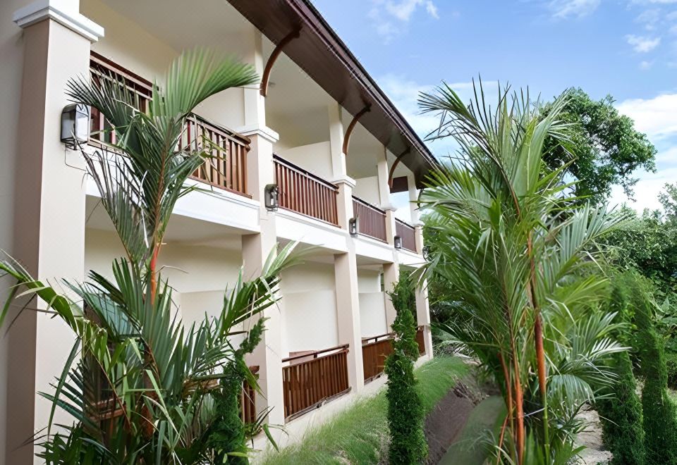 ห้องพักพร้อมระเบียงส่วนตัวมองออกสวน/คลองของ Oh Amphawa Boutique Resort อัมพวา