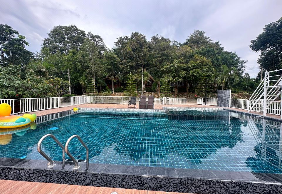 สระว่ายน้ำกลางสวนของ Baan Ingkhao Resort ท่ามกลางต้นไม้เชิงเขาใหญ่