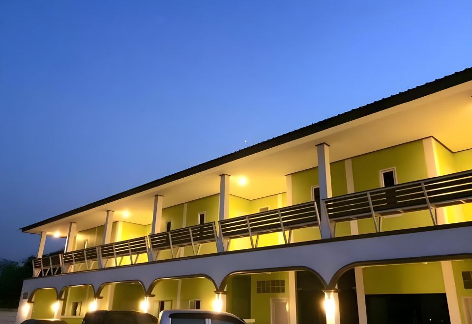 อาคารห้องพักและสวนของ Saraburi Garden Resort ในตำบลตะกุด เมืองสระบุรี