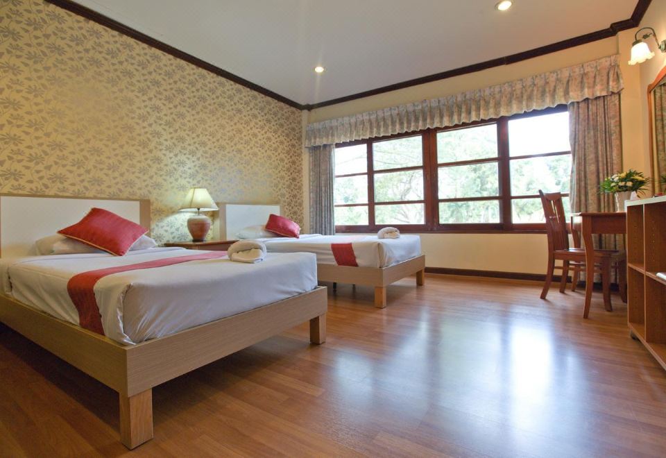 สระว่ายน้ำกลางแจ้งของ Muaklek Paradise Resort ท่ามกลางสวนเขียว