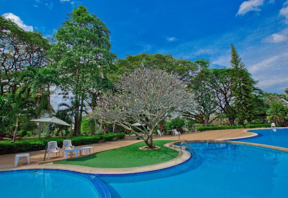 บรรยากาศสวนและทางเดินร่มรื่นภายในรีสอร์ทเชิงเขามวกเหล็ก