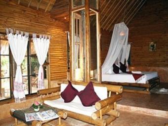 มุมที่พักและระเบียงนั่งชมวิวของ Phufa Pasak Resort สระบุรี