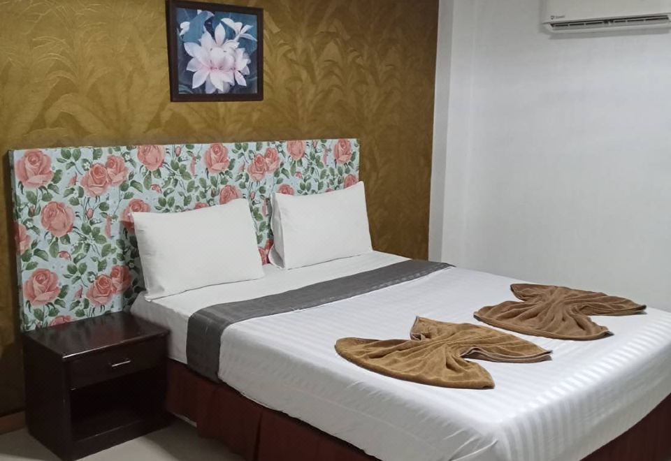 ห้องพักเรียบง่ายแบบมินิมอลภายในโรงแรมราคาเบาแห่งนี้