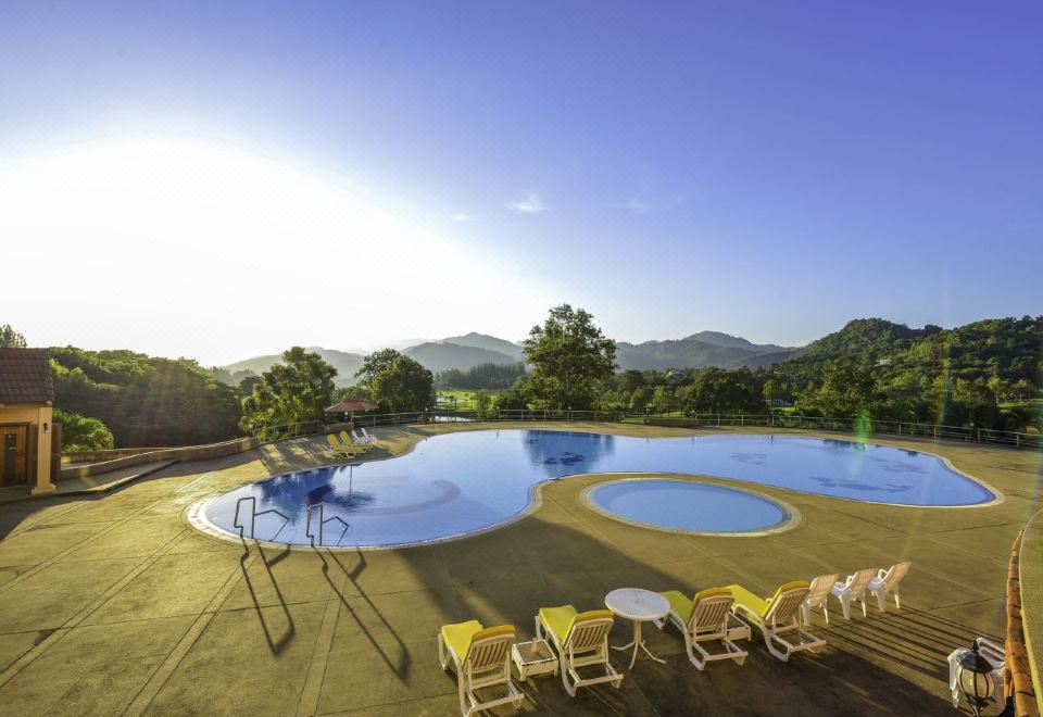 วิวสนามกอล์ฟและแนวเขาจากห้องพักของ Sir James Resort มวกเหล็ก