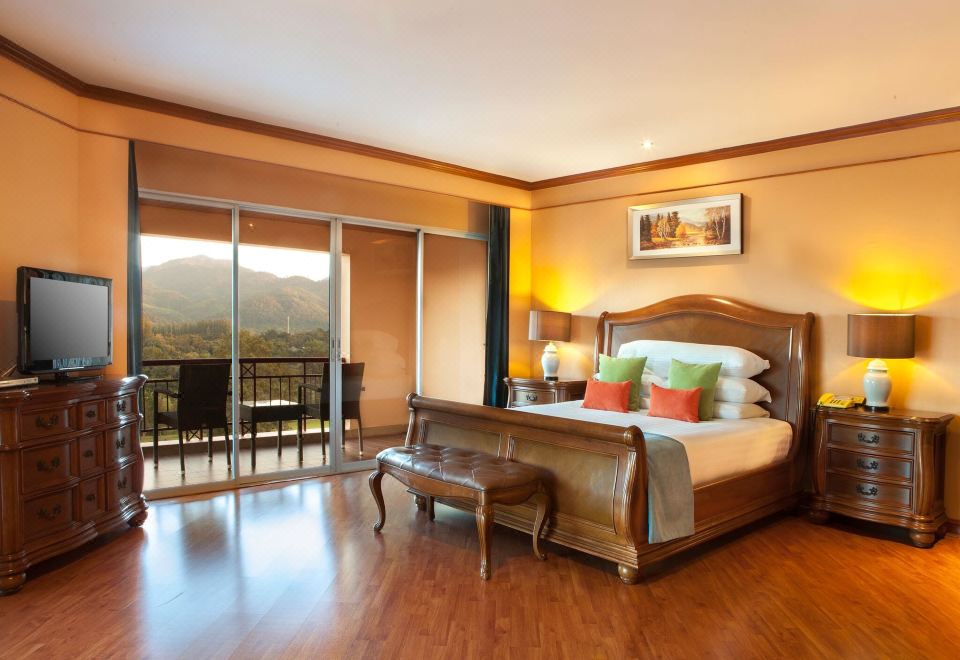 สระว่ายน้ำกลางแจ้งของ Sir James Resort บนเนินเขาเชิงเขาใหญ่