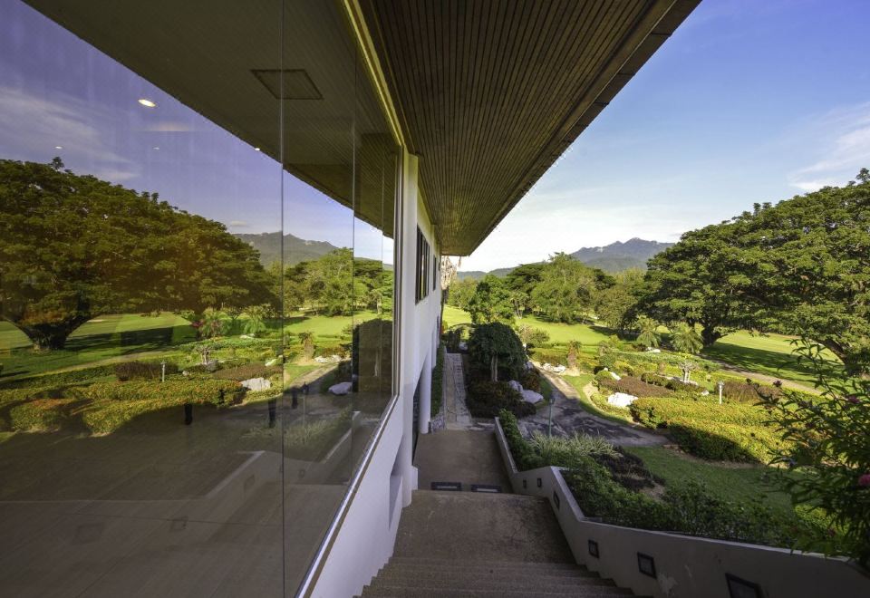 ห้องพักวิวภูเขาพร้อมระเบียงส่วนตัวของ Sir James Resort สระบุรี