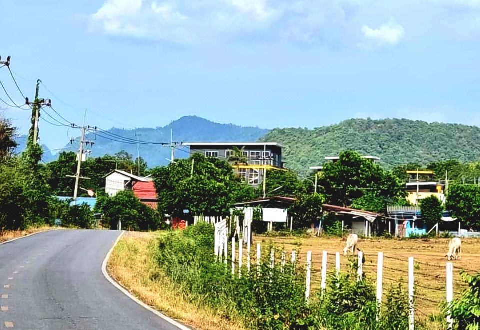 อาคารและด้านหน้าของ The Bua Boutique Resort ริมถนนมิตรภาพ แก่งคอย
