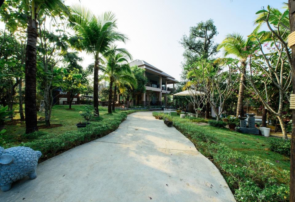 สระว่ายน้ำกลางแจ้งของ The Organery Retreat ในสวนเชิงเขาใหญ่