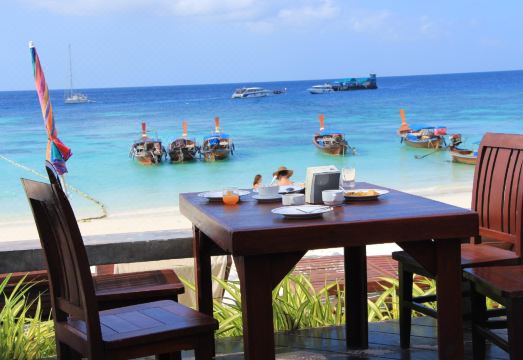 ร้านอาหารริมหาดของ Bundhaya Resort เกาะหลีเป๊ะ บรรยากาศติดทะเล