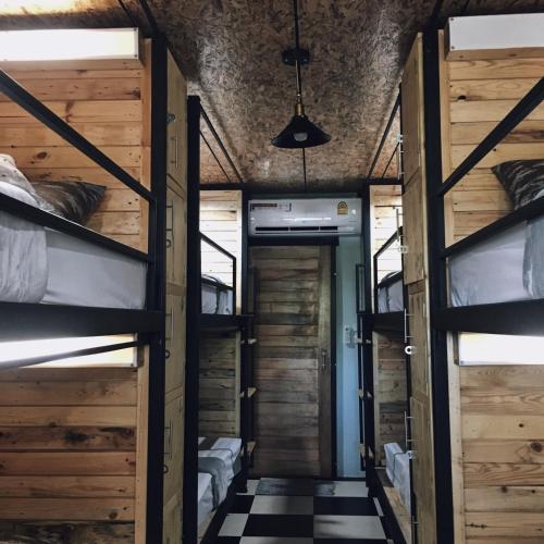 ห้องนั่งเล่นรวมของ BYTE Hostel ปากบารา บรรยากาศโปร่งสบายแบบแบ็กแพ็ก