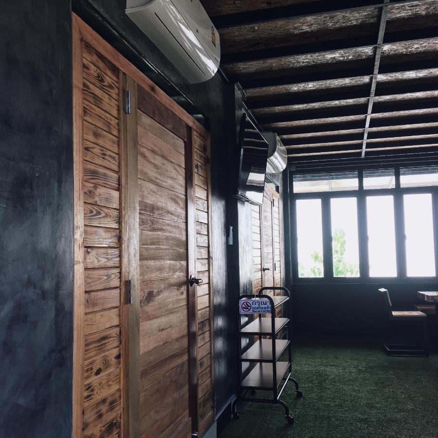 มุมส่วนกลางและทางเข้า BYTE Hostel ปากบารา จังหวัดสตูล