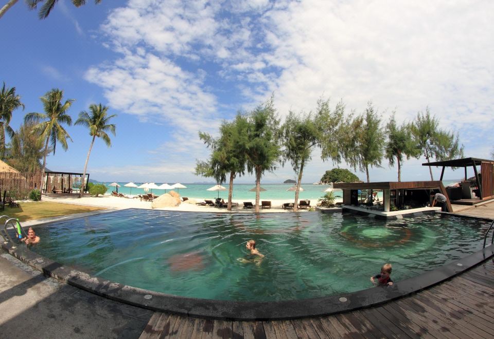 สระว่ายน้ำ infinity ริมหาดของ Idyllic Concept Resort มองออกไปเห็นทะเลหาดซันไรส์