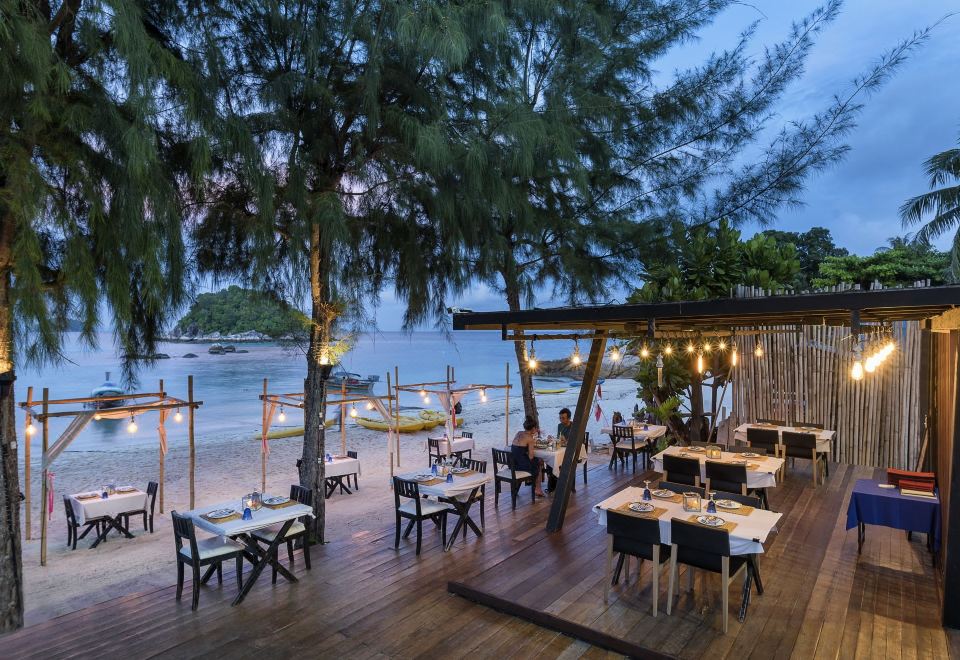 ร้านอาหารริมหาด The Cove Bistro ของ Idyllic Concept Resort เกาะหลีเป๊ะ