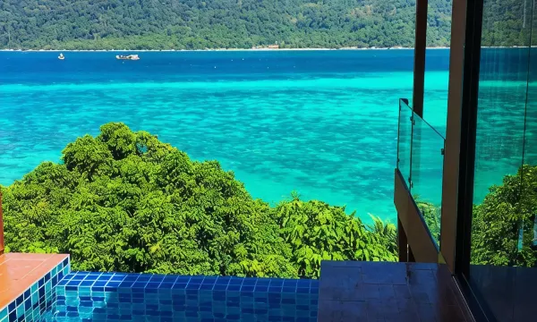 สระว่ายน้ำกลางแจ้งของ Mountain Resort Koh Lipe มองเห็นทะเลหาดซันไรส์