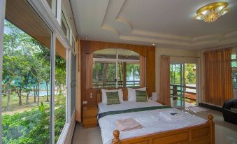 วิวทะเลและหาดส่วนตัวจาก Mountain Resort Koh Lipe บนเนินเขา