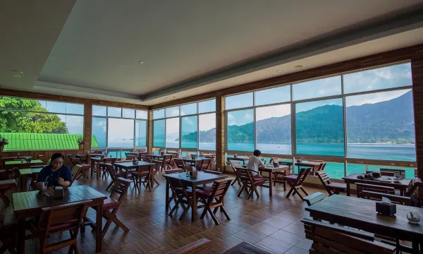 ห้องอาหารและบาร์ของ Mountain Resort Koh Lipe ริมหาดซันไรส์