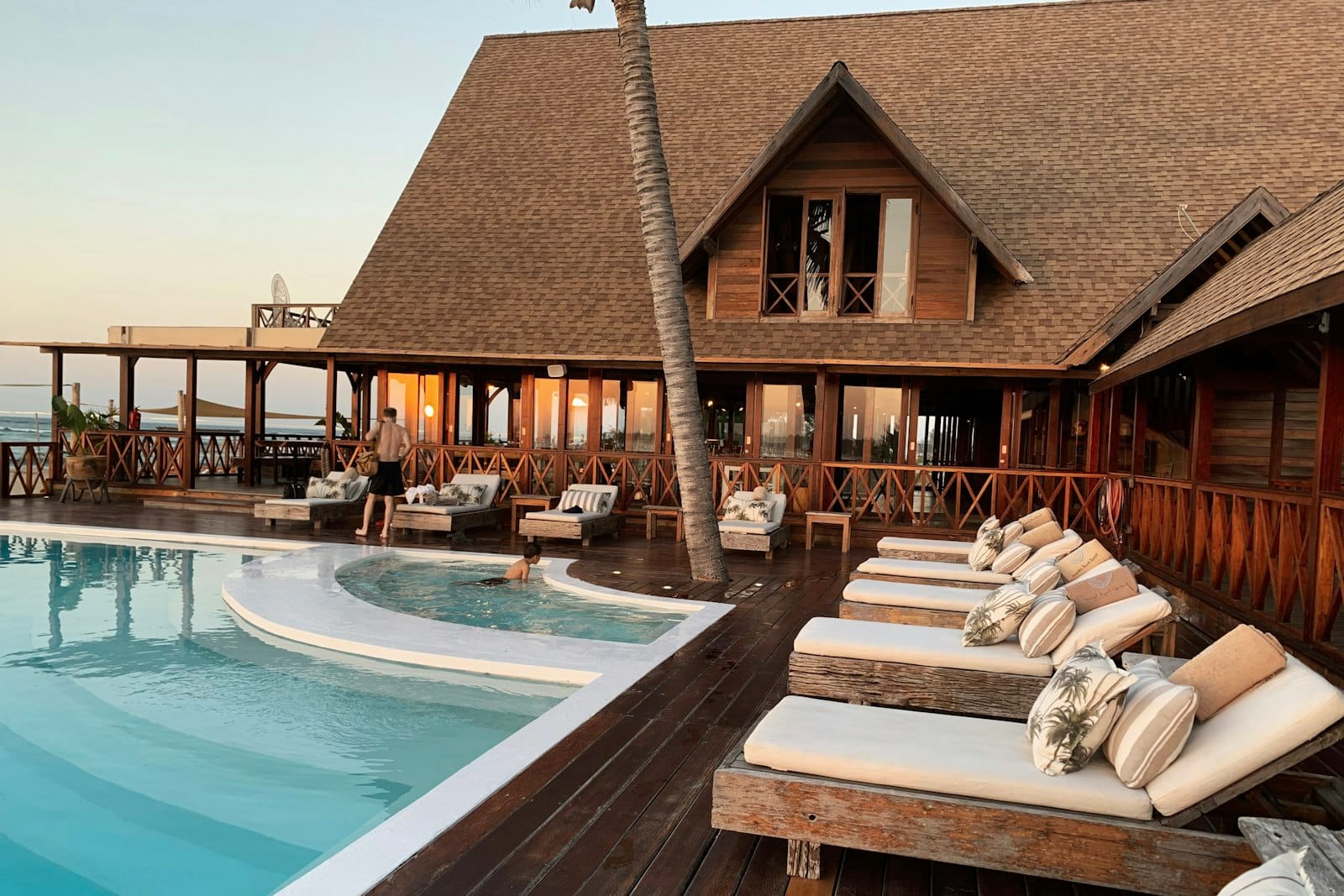 ห้องพักของ Pinnacle Satun Wangmai Hotel สไตล์เรียบง่าย เตียงและโต๊ะทำงาน