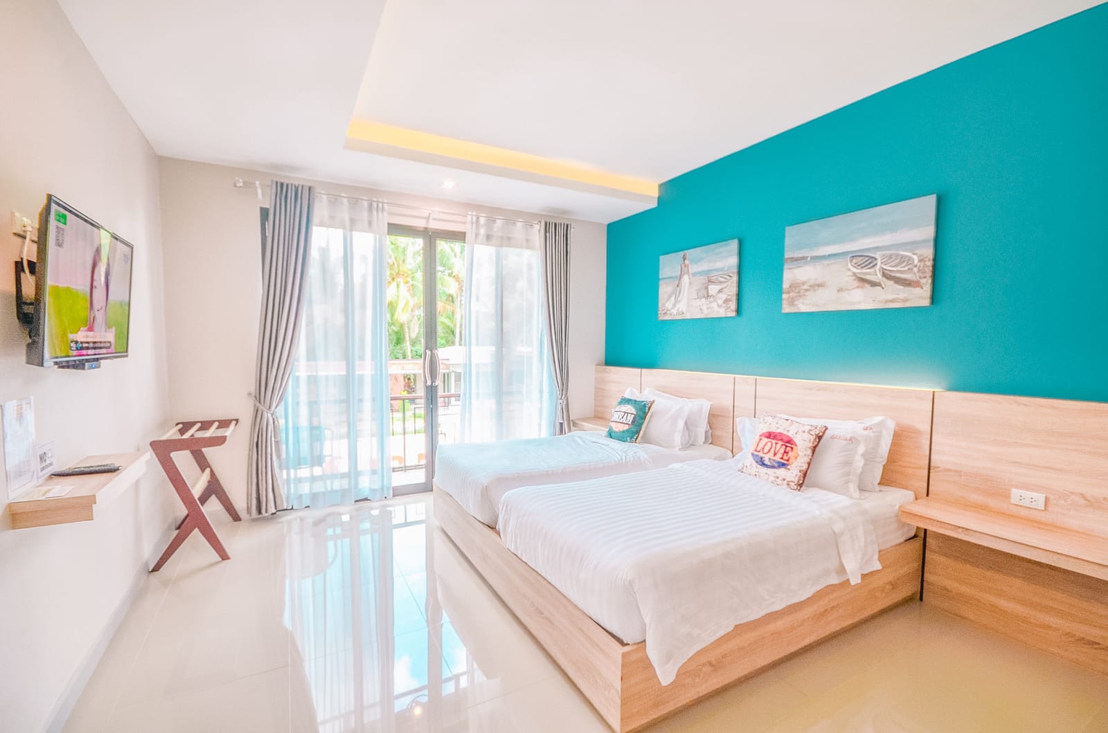 ห้องพักสไตล์มินิมอลของ SeeSea Resort พร้อมระเบียงส่วนตัว