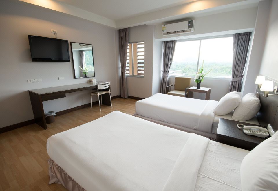 ห้องพักของ Sinkiat Buri Hotel สตูล เตียงนอนสบาย ทีวีจอแบน