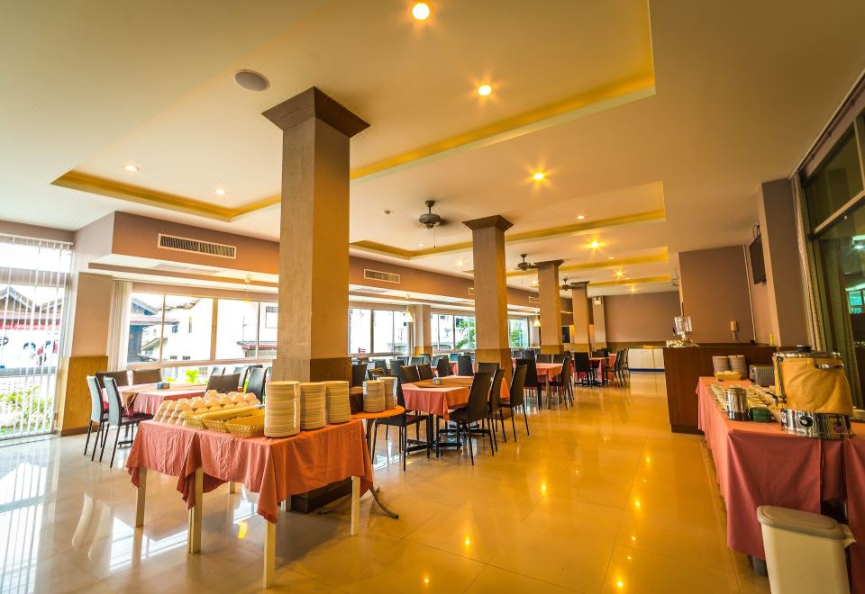 มุมห้องพักและห้องน้ำในตัวของ Sinkiat Buri Hotel สตูล