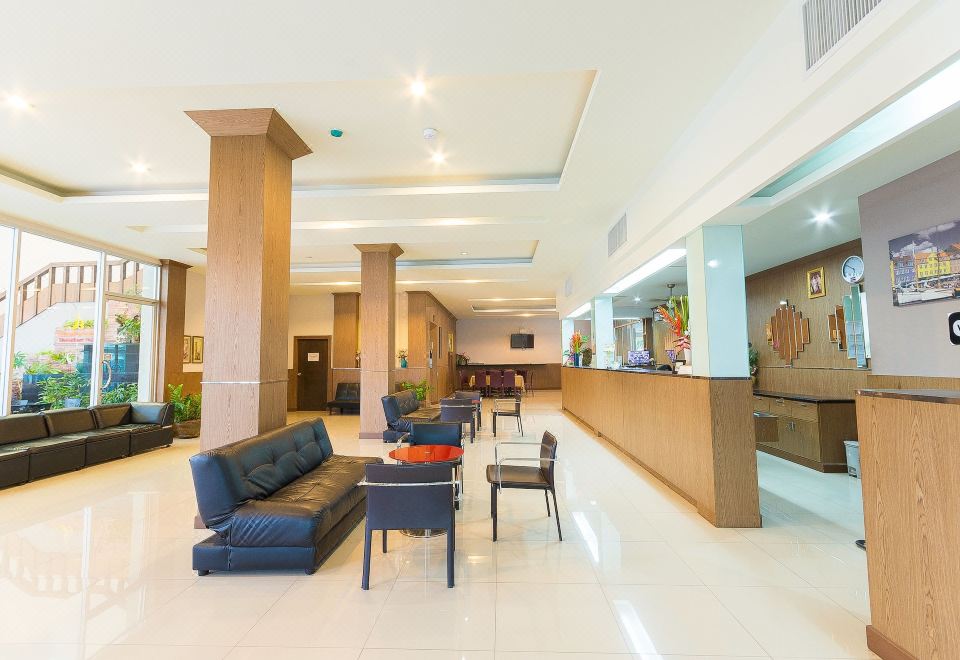 บรรยากาศส่วนกลางและทางเข้า Sinkiat Buri Hotel กลางเมืองสตูล