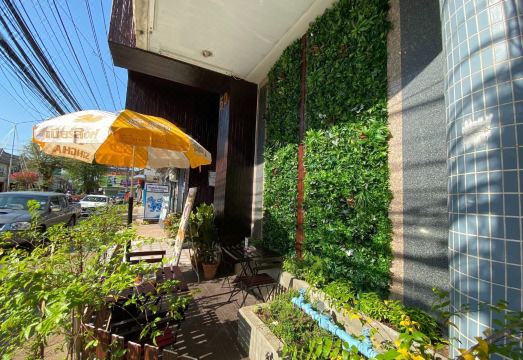 ห้องพักของ Sinkiat Thani Hotel สตูล เตียงกว้าง มุมนั่งเล่น และทีวีจอแบน