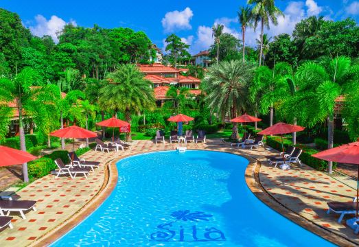 มุมพักผ่อนริมทะเลและหาดทรายขาวหน้า Sita Beach Resort Koh Lipe