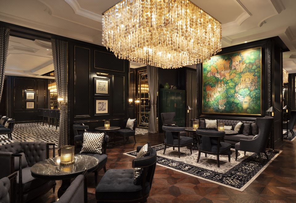 สระว่ายน้ำอินฟินิตี้น้ำเกลือชั้น 9 ของ Sindhorn Kempinski Bangkok มองเห็นวิวสวนลุมพินีในระยะไกล