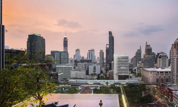 สระ Infinity Pool ชั้น 18 ของ Sindhorn Midtown Hotel Bangkok วิวสกายไลน์กรุงเทพพาโนรามา Horizon Pool Bar
