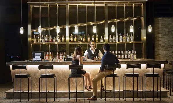 ห้อง Sky Suite ของ Sindhorn Midtown Hotel Bangkok วิวเมืองกรุงเทพสไตล์คอนเทมโพรารีมินิมอล