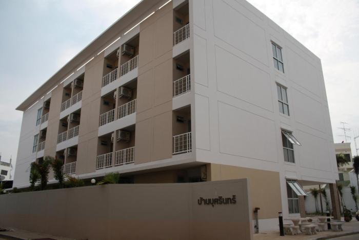 ระเบียงและมุมส่วนตัวของห้องพัก Baanbudsarin Apartment สิงห์บุรี