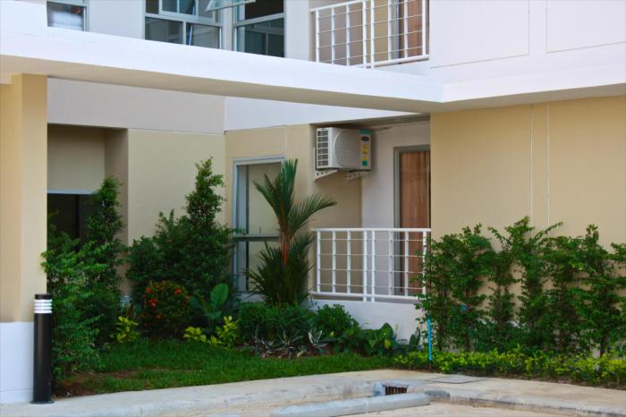 บรรยากาศอาคารและพื้นที่ส่วนกลางของ Baanbudsarin Apartment สิงห์บุรี